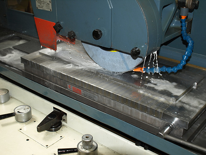 Grinding No.982 bottoms. Grinding No.982 bottoms